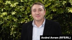Istoricul Cosmin Popa, specializat în istoria Rusiei și a URSS critică discursurile diplomatice ale lui Marcel Ciolacu. El spune că Emil Hurezeanu este un „țap ispășitor”.