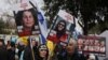 Протестующие поднимают плакаты и национальные флаги во время митинга с требованием освобождения израильтян, взятых в заложники сто дней назад палестинской группировкой ХАМАС, возле израильского парламента в Иерусалиме. 15 января 2024 года