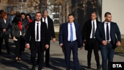 И.ф. главен прокурор Борислав Сарафов (в средата) предвожда група от 21 върховни прокурори на влизане в сградата на Софийската районна прокуратура, 9 февруари 2024 г.