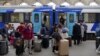 Utasok várják a vonatra szállást a Keleti pályaudvaron, a MÁV Start Zrt. egyik Bécs felé továbbinduló EuroCity-szerelvénye mellett 2022. november 17-én (képünk illusztráció)