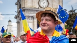 Noii comisari europeni promit o apropiere de societatea civilă din statele care vor să adere la UE, inclusiv Moldova. Însă ei vor să conecteze țara și la alte sisteme de bază, de la transport, la standarde agricole sau apărare.