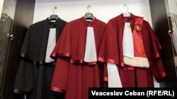 Mantiile judecătorilor Curții Supreme de Justiție.