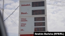 Çmimet e derivateve të naftës në një pikë karburantesh në Kosovë.
