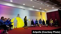 Ndalore Likaj duke moderuar shfaqjen "Trisomy Love", e rrethuar nga anëtarët e tjerë të shoqatës Down Syndrome Kosova në Prizren.