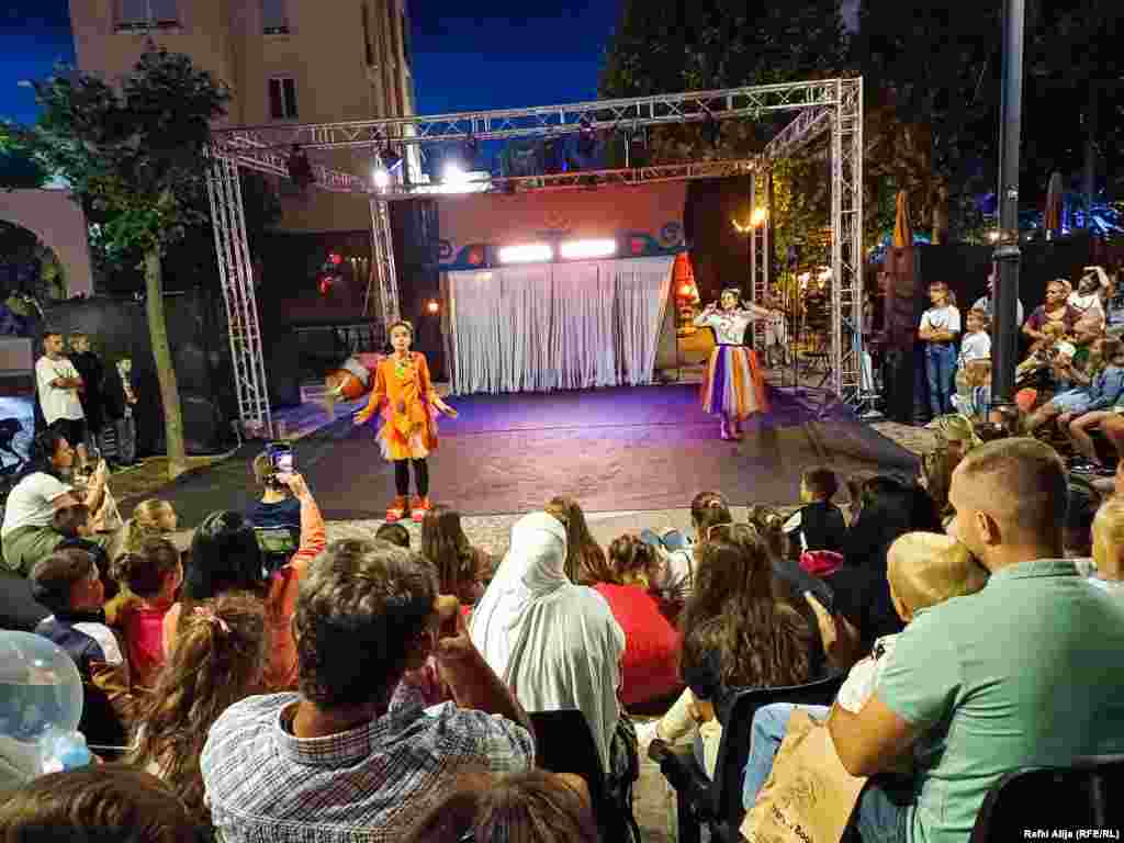 Në Prizrenfest marrin pjesë 21 ansamble. Përveç Kosovës, pjesëmarrëse janë disa nga shtetet e rajonit dhe Italia, Greqia, Spanja, Republika Çeke, Irani, Franca dhe Bullgaria. 