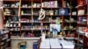 Materiale shkollore në një librari.
