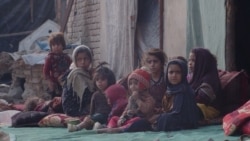 Fără adăpost și flămânde. Familiile afgane se confruntă cu o iarnă sumbră după ce au fost expulzate din Pakistan