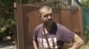 Un ucrainean înfruntă bombele pentru a hrăni câinii vagabonzi