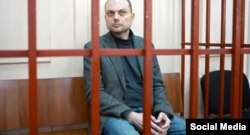 Vlagyimir Kara-Murza a bíróság előtt (archív felvétel)