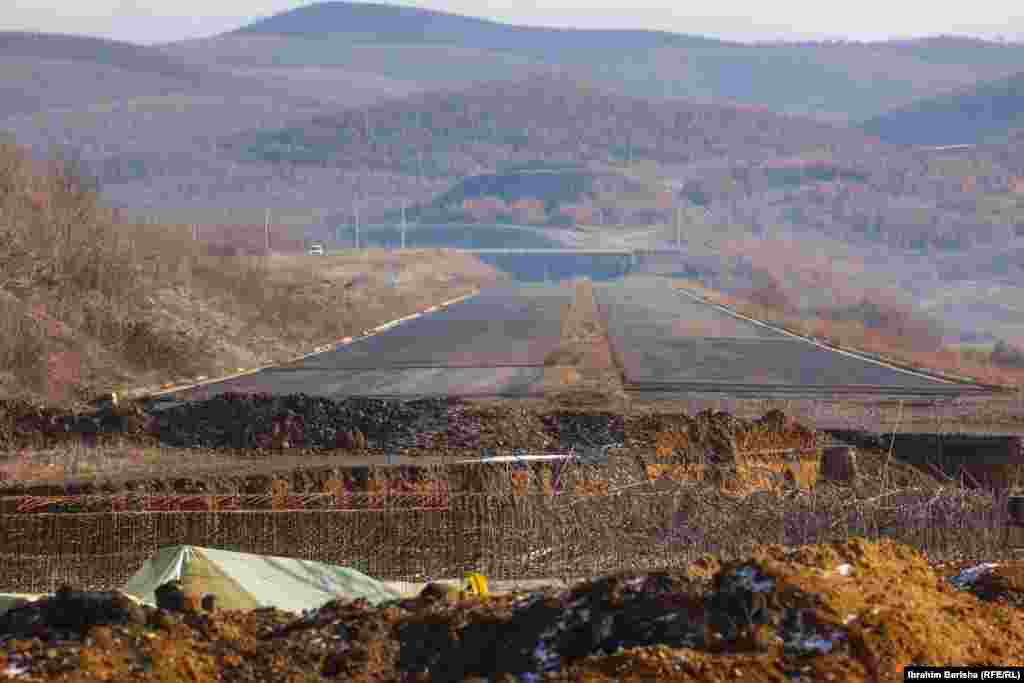 Kryeministri i Kosovës, Albin Kurti, në muajin korrik të vitit 2023, kishte inspektuar punët në këtë autostradë. Ai kishte premtuar se &ldquo;punimet do përfundojnë brenda vitit 2023, pasi kanë përfunduar 70 për qind e punimeve&rdquo;.