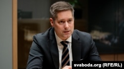 Christopher W. Smith, oficial de rang înalt la Departamentul de Stat al Statelor Unite.