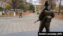 Un monument în fața „Casei ofițerilor ruși” din orașul Tiraspol