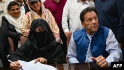 عمران خان او مېرمنه یې - ارشیف