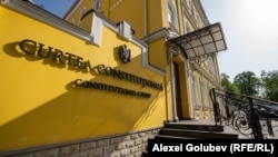Curtea Constituțională este compusă din șase judecători: câte doi numiți de Guvern, Parlament și Consiliul Superior al Magistraturii.