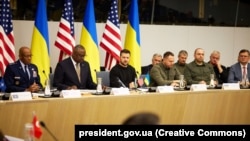 Президент України Володимир Зеленський (посередині) під час засідання Контактної групи з питань оборони України у форматі «Рамштайн». Штаб-квартирі НАТО. Брюссель, Бельгія, 11 жовтня 2023 року