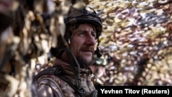 Un soldat ucrainean pe poziție în apropierea liniei de front din estul regiunii Donețk, 15 octombrie.