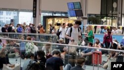 Пътници блокирани на гара в Париж след нападенията срещу железопътната мрежа на Франция.