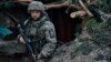 Un soldat ucrainean în tranșee, în apropierea pozițiilor rusești de lângă Kremenna, regiunea Luhansk, 9 mai.