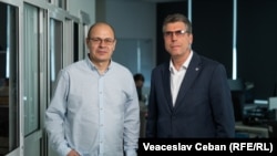Realizatorul podcastului „În esență...”, Eugen Urușciuc, cu invitatul său, directorul general al Biroului Național de Statistică, Oleg Cara