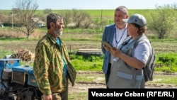 Recensământ 2024 în satul Tricolici, raionul Căușeni. Recenzorii adresează întrebări unui localnic.