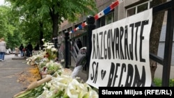 Граѓаните оддаваат почит ден по масовното пукање во основно училиште, 4 мај 2023 година.