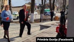 Deputata Irina Lozovan împreună cu primarul orașului Ocnița, Victor Artamaniuc, depun flori la monumentul eroilor căzuți pentru apărarea patriei, martie 2023.