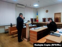 Iurie Reniță (stânga) în timpul audierilor