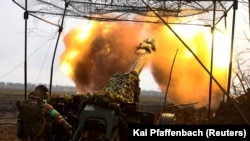 Українська артилерія веде вогонь на лінії фронту під час запеклих боїв поблизу Бахмута, 13 квітня 2023 року
