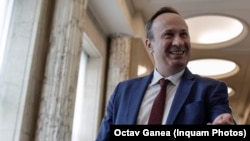 Ministrul Investițiilor și Proiectelor Europene (MIPE), Adrian Câciu, a declarat că autoritățile române sunt în permanent dialog cu cele europene și că „ne așteptăm la finalizarea cu succes a procesului și intrarea banilor aferenți cererii de plată 3 în bugetul țării.”