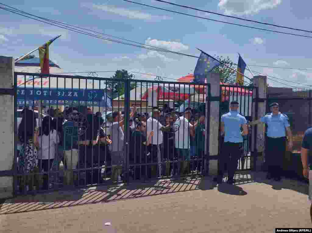 În țară au fost și incidente. În comuna Ștefăneștii de Jos, județul Ilfov, 30 de kilometri nord-est de București, a fost nevoie de intervenția forțelor de ordine pentru ca să se poată vota la o secție. În alte localități, alegătorii au primit două buletine pentru alegerea primarului, iar un candidat a fost reținut de polițiști.