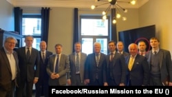Aleksandr Studenikin midis diplomatëve rusë në Bruksel. Shkurt 2020.