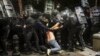 Forțele de ordine arestând un demonstrant pro-european la 1 mai, la Tbilisi. Criticii legii „agenților străini”, care a declanșat protestele repetate, spun că ea blochează parcursul european al țării. 