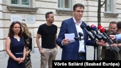 Karácsony Gergely az NVI épülete előtt 2024. június 14-én