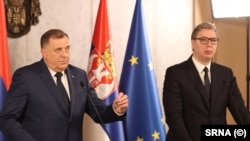 Претседателот на Србија Александар Вучиќ и претседателот на Република Српска Милорад Додик на прес-конференција по средбата во вилата „Мир“ во Белград, Србија, 14 април 2023 година.