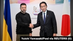 Президент України Володимир Зеленський і прем’єр-міністр Японії Фуміо Кісіда (праворуч) під час їхньої двосторонньої зустрічі за підсумками саміту лідерів «Групи семи» (G7). Хіросіма, Японія, 21 травня 2023 року