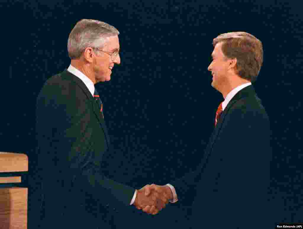 1988: Debati mes kandidatëve për nënpresident u nxeh kur Dan Quayle, zëvendësi i propozuar i Bushit, krahasoi veten politikisht me John F. Kennedyn. Demokrati Lloyd Bentsen u përgjigj me një ton të qetë dhe bindës: “Senator, unë kam shërbyer me Jack Kennedyn. E njihja Jack Kennedyn. Jack Kennedy ishte mik i imi. Senator, ti as nuk i afrohesh Jack Kennedyt”.