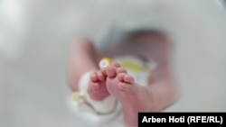 Një foshnje në repartin e neonatologjisë në Prishtinë. Fotografi ilustruese nga arkivi. 