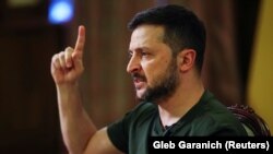 Російські війська за один тиждень завдали майже 1000 ударів ракетами різних типів, КАБами, ударними дронами, повідомив президент Володимир Зеленський