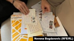 Hnyot a belgrádi börtönben hét hónapos fogva tartása alatt kapott támogató leveleket mutatja