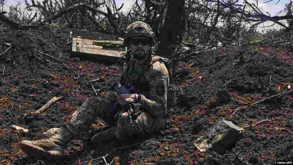 Un soldat veghează din tranșeele care au fost, mai înainte, ale trupelor Moscovei. Comandantul forțelor terestre ucrainene, generalul Oleksandr Sîrskii, a declarat că unitățile rusești au încercat să contraatace pentru a recupera terenul pe care l-au pierdut recent în fața forțelor ucrainene aflate în ofensivă. „Frontul Bakhmut a devenit, din nou, o arenă de ostilități active.... Inamicul se agață cu disperare de poziții și tranșee care au fost ocupate anterior de luptătorii grupului Wagner.... Evenimentele se desfășoară și se schimbă foarte rapid, unele poziții trecând de la unii la alții de două ori pe zi", a declarat Sîrski, în comentarii publicate de revista Ukrainska Pravda.