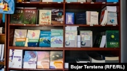 Tekste shkollore për klasë të ndryshme të arsimit fillor, të ekspozuara në një librari në Prishtinë. 23 gusht 2023.