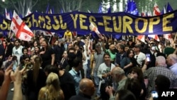 Учасники акції протесту в Тбілісі, Грузія, 28 квітня 2024 року