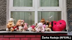 Фотографија од играчки оставени на прозорец од училиштето „Рибникар“ на 40 дена од масовното убиство