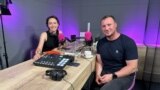 „Nu aveam niciodată nimic nou, dar mama reușea întotdeauna să ne trimită la școală neînfometați. O felie de cozonac mă bucura mai mult decât o face acum un cadou scump”, spune Marian Godină.