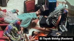 Cetățeni sudanezi așteaptă să fie înregistrați pentru evacuare.