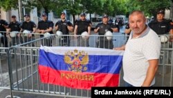 Snažan uticaj proruskih partija u Crnoj Gori izaziva destabilizaciju odnosa sa susjednim državama( Sa protesta srpskih nacionalnih organizacija protiv Vlade Crne Gore zbog odluke da podrži Rezoluciju o genocidu u Srebrenici. Podgorica 22. maj 2024.)