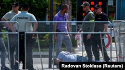 Káosz a testőröknél; Fico állapota „stabil, de súlyos”: a szlovák kormányfő elleni merénylet képei