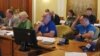 La discuțiile de luni din Comisia pentru muncă și protecție socială a Camerei Deputaților au asistat și reprezentanții (nemulțumiți) ai Sindicatul National al Polițistilor si Personalului Contractual (SNPPC). Ei au transmis apoi că au obținut o concesie.