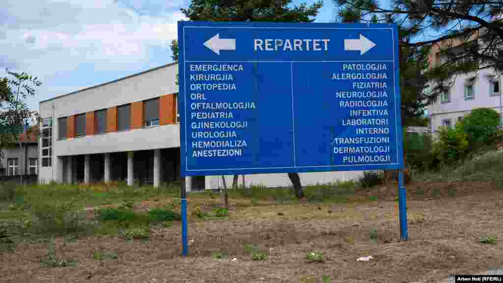 Tabela orientuese prapa së cilës është objekti i ri i Pediatrisë i ndërtuar në vitin 2016. 