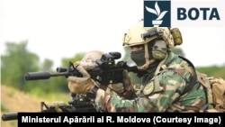 Ushtarët moldavë marrin pjesë në një stërvitje stërvitore.